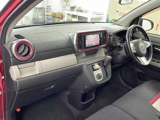 トヨタ パッソ モーダ　Gパッケージ 道央・札幌 2016(平28)年 5.4万km マゼンタベリーマイカM ・４WD/スマートアシストIII:/・衝突被害軽減ブレーキ (対歩行者)/・ペダル踏み間違い時加速抑制装置/・オートハイビーム/LEDライト/・純正ナビ（NSZN-W64T）/・Bluetooth/CD/DVD/SD/フルセグTV/・バックカメラ/・スマートキー/スペアキー１本/・コーナーセンサー/・盗難防止装置/・アイドリングストップ/・社外ETC/・純正フロアマット/・ドアバイザー/・リアコーナーセンサー