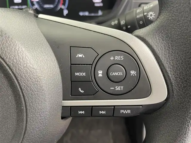ダイハツ ロッキー G 富山県 2020(令2)年 2.5万km ブラックマイカメタリック/コンパーノレッド 純正ナビ（AM/FM/DVD/BT/USB/フルセグ）/全方位カメラ/ドライブレコーダー/ETC/シートヒーター/衝突被害軽減システム/レーダークルーズコントロール/レーンキープアシスト/コーナーセンサー/横滑り防止装置/アイドリングストップ/オートLEDライト/オートマチックハイビーム/純正アルミホイール/純正フロアマット/ドアバイザー/スマートキー/スペアキー