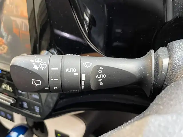 トヨタ プリウス Sセーフティプラス 滋賀県 2017(平29)年 7.4万km ホワイトパールクリスタルシャイン 禁煙車/純正９インチナビ/CD.DVD.Bluetooth.フルセグ/バックカメラ/モデリスタエアロ/プリクラッシュセーフティ/追従クルーズコントロール/レーンキープアシスト/レザー調シートカバー/ETC2.0/オートライト/オートハイビーム/LEDヘッドライト/ステアリングスイッチ/パーキングアシスト