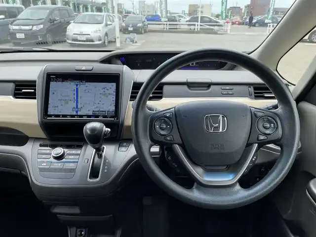 ホンダ フリード G ホンダセンシング 石川県 2019(平31)年 4.6万km グレー 純正9型メモリーナビ/純正CD/DVD/フルセグTV/バックカメラ/LEDヘッドライト/ホンダセンシング/レーダークルーズ/ETC/ドライブレコーダー/スマートキー/プッシュスタート/電動ミラー/両側パワースライドドア/社外アルミホイール/レーンキープアシスト/保証書