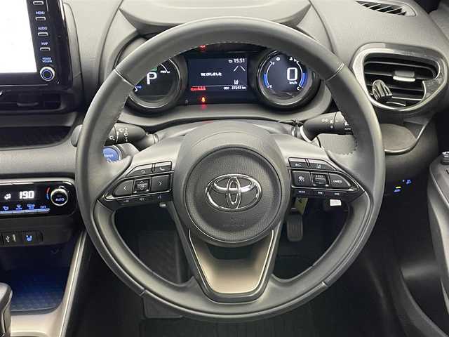 トヨタ ヤリス ハイブリッド Z 愛知県 2021(令3)年 2.8万km ブラック/シアンメタリック 純正ディスプレイ　Ｂｌｕｅｔｏｏｔｈ　ミラキャスト対応　シートヒーター　前方ドライブレコーダー　セーフティセンス　衝突軽減　追従クルコン　コーナーセンサー　ＬＥＤオートライト　ツートンカラー　禁煙車