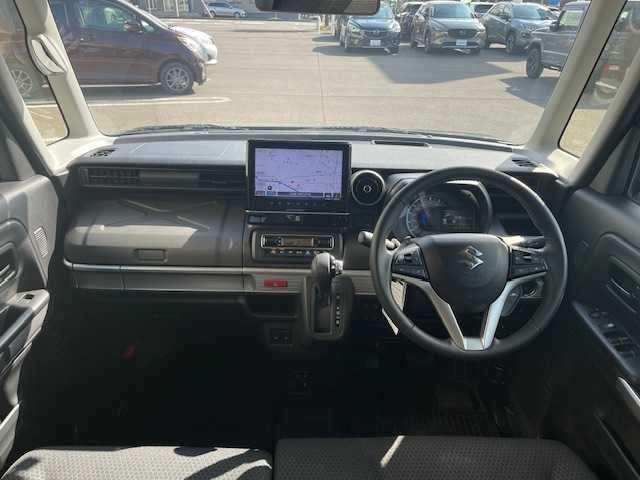 スズキ スペーシア ギア HYBRID XZターボ 道央・札幌 2023(令5)年 1.1万km クールカーキパールメタリック/ガンメタリック2トーン スズキセーフティサポート/・デュアルセンサーブレーキサポートII/・発進お知らせ機能/・標識認識機能/・HUD/・誤発進抑制機能/・後方誤発進抑制機能/・低速時ブレーキサポート（前進・後退）/・全方位モニター用カメラ/・ハイビームアシスト/・アダプティブクルーズコントロール/・車線維持支援機能/・車線逸脱抑制機能/・車線逸脱警報機能/ふらつき警報機能/ワンオーナー/純正HDDナビ/　CD DVD Bluetooth/フルセグテレビ/バックカメラ/アイドリングストップ/電格ウィンカーミラー/ドアバイザー/プッシュスタート/スマートキー/両側パワースライドドア/ビルトインETC/LEDヘッドライト/ルーフレール