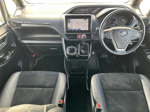 トヨタ ヴォクシー ZS 煌Ⅲ 新潟県 2021(令3)年 5.9万km ブラック ワンオーナー/衝突軽減/純正9型ナビ/(AM/FM/CD/DVD/BT/フルセグ)/フリップダウンモニター/両側パワースライドドア/バックカメラ/ETC/ドライブレコーダー/クルーズコントロール/アイドリングストップ/コーナーセンサー/MTモード付きAT/ハーフレザーシート/革巻きステアリング/ステアリングスイッチ/AUTOライト/LEDヘッドライト/フォグランプ/電格ミラー/プッシュスタート/スマートキー