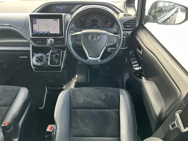 トヨタ ヴォクシー ZS 煌Ⅲ 新潟県 2021(令3)年 5.9万km ブラック ワンオーナー/衝突軽減/純正9型ナビ/(AM/FM/CD/DVD/BT/フルセグ)/フリップダウンモニター/両側パワースライドドア/バックカメラ/ETC/ドライブレコーダー/クルーズコントロール/アイドリングストップ/コーナーセンサー/MTモード付きAT/ハーフレザーシート/革巻きステアリング/ステアリングスイッチ/AUTOライト/LEDヘッドライト/フォグランプ/電格ミラー/プッシュスタート/スマートキー