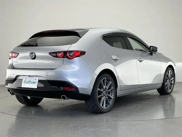 マツダ マツダ３ファストバック XD Lパッケージ 愛知県 2022(令4)年 2.8万km ソニックシルバーM 純正８．８型ナビ　ＢＯＳＥ　黒革　全方位カメラ　禁煙車　ＨＵＤ　フルセグＴＶ　ＤＶＤ　追従クルコン　衝突軽減　ＬＥＤオートライト　ＨＤＭＩ　シートヒーター　ステアリングヒーター　前後ドラレコ　ＥＴＣ　パドルシフト　プッシュスタート　スマートキー　メモリ付きパワーシート　BSM　