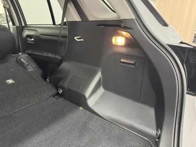 ダイハツ ロッキー プレミアム G HEV 三重県 2022(令4)年 1.5万km シャイニングホワイトパール ハイブリッド/FF/フロアCVT/純正 9インチ ディスプレイオーディオ/（FM/AM/TV/Bluetooth/USB/iPod/AppleCarPlay/AndroidAuto/HDMI）/【OP】パノラマモニター/ドライブレコーダー 前方/ビルトイン ETC/スマートアシスト/・衝突警報機能（対車両・対歩行者）/・衝突回避支援ブレーキ機能（対車両・対歩行者）/・アダプティブクルーズコントロール＆ステアリングアシスト機能/・車線逸脱警報機能/・車線逸脱抑制制御機能（ステアリングアシスト機能）/・コーナーセンサー（前後2個）/・標識認識機能（進入禁止）/装備/・ハーフレザーシート/・シートヒーター（D/N）/・電子パーキングブレーキ＆ブレーキホールド/・オートライト/・LED ヘッドランプ＆フロントフォグランプ、サイドビューランプ/・アダプティブドライビングビーム（ADB）/・オートエアコン/・ステアリングスイッチ/・プッシュスタート/・電動格納ドアミラー/・パワーウインドウ/・パワーステアリング/・純正17inAW/・保/取/・スマートキーx2/など