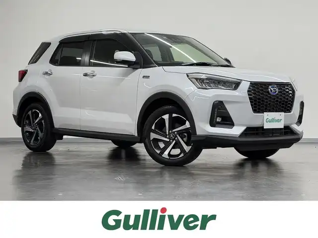 ダイハツ ロッキー プレミアム G HEV 三重県 2022(令4)年 1.5万km シャイニングホワイトパール ハイブリッド/FF/フロアCVT/純正 9インチ ディスプレイオーディオ/（FM/AM/TV/Bluetooth/USB/iPod/AppleCarPlay/AndroidAuto/HDMI）/【OP】パノラマモニター/ドライブレコーダー 前方/ビルトイン ETC/スマートアシスト/・衝突警報機能（対車両・対歩行者）/・衝突回避支援ブレーキ機能（対車両・対歩行者）/・アダプティブクルーズコントロール＆ステアリングアシスト機能/・車線逸脱警報機能/・車線逸脱抑制制御機能（ステアリングアシスト機能）/・コーナーセンサー（前後2個）/・標識認識機能（進入禁止）/装備/・ハーフレザーシート/・シートヒーター（D/N）/・電子パーキングブレーキ＆ブレーキホールド/・オートライト/・LED ヘッドランプ＆フロントフォグランプ、サイドビューランプ/・アダプティブドライビングビーム（ADB）/・オートエアコン/・ステアリングスイッチ/・プッシュスタート/・電動格納ドアミラー/・パワーウインドウ/・パワーステアリング/・純正17inAW/・保/取/・スマートキーx2/など