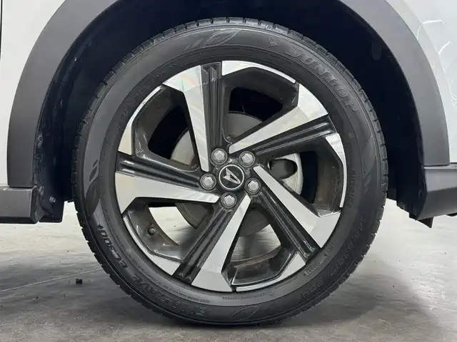 ダイハツ ロッキー プレミアム G HEV 三重県 2022(令4)年 1.5万km シャイニングホワイトパール ハイブリッド/FF/フロアCVT/純正 9インチ ディスプレイオーディオ/（FM/AM/TV/Bluetooth/USB/iPod/AppleCarPlay/AndroidAuto/HDMI）/【OP】パノラマモニター/ドライブレコーダー 前方/ビルトイン ETC/スマートアシスト/・衝突警報機能（対車両・対歩行者）/・衝突回避支援ブレーキ機能（対車両・対歩行者）/・アダプティブクルーズコントロール＆ステアリングアシスト機能/・車線逸脱警報機能/・車線逸脱抑制制御機能（ステアリングアシスト機能）/・コーナーセンサー（前後2個）/・標識認識機能（進入禁止）/装備/・ハーフレザーシート/・シートヒーター（D/N）/・電子パーキングブレーキ＆ブレーキホールド/・オートライト/・LED ヘッドランプ＆フロントフォグランプ、サイドビューランプ/・アダプティブドライビングビーム（ADB）/・オートエアコン/・ステアリングスイッチ/・プッシュスタート/・電動格納ドアミラー/・パワーウインドウ/・パワーステアリング/・純正17inAW/・保/取/・スマートキーx2/など