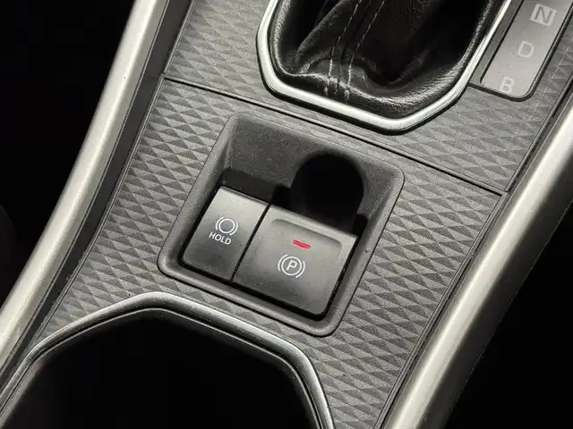 ダイハツ ロッキー プレミアム G HEV 三重県 2022(令4)年 1.5万km シャイニングホワイトパール ハイブリッド/FF/フロアCVT/純正 9インチ ディスプレイオーディオ/（FM/AM/TV/Bluetooth/USB/iPod/AppleCarPlay/AndroidAuto/HDMI）/【OP】パノラマモニター/ドライブレコーダー 前方/ビルトイン ETC/スマートアシスト/・衝突警報機能（対車両・対歩行者）/・衝突回避支援ブレーキ機能（対車両・対歩行者）/・アダプティブクルーズコントロール＆ステアリングアシスト機能/・車線逸脱警報機能/・車線逸脱抑制制御機能（ステアリングアシスト機能）/・コーナーセンサー（前後2個）/・標識認識機能（進入禁止）/装備/・ハーフレザーシート/・シートヒーター（D/N）/・電子パーキングブレーキ＆ブレーキホールド/・オートライト/・LED ヘッドランプ＆フロントフォグランプ、サイドビューランプ/・アダプティブドライビングビーム（ADB）/・オートエアコン/・ステアリングスイッチ/・プッシュスタート/・電動格納ドアミラー/・パワーウインドウ/・パワーステアリング/・純正17inAW/・保/取/・スマートキーx2/など