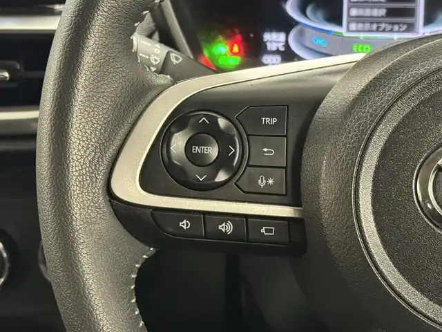 ダイハツ ロッキー プレミアム G HEV 三重県 2022(令4)年 1.5万km シャイニングホワイトパール ハイブリッド/FF/フロアCVT/純正 9インチ ディスプレイオーディオ/（FM/AM/TV/Bluetooth/USB/iPod/AppleCarPlay/AndroidAuto/HDMI）/【OP】パノラマモニター/ドライブレコーダー 前方/ビルトイン ETC/スマートアシスト/・衝突警報機能（対車両・対歩行者）/・衝突回避支援ブレーキ機能（対車両・対歩行者）/・アダプティブクルーズコントロール＆ステアリングアシスト機能/・車線逸脱警報機能/・車線逸脱抑制制御機能（ステアリングアシスト機能）/・コーナーセンサー（前後2個）/・標識認識機能（進入禁止）/装備/・ハーフレザーシート/・シートヒーター（D/N）/・電子パーキングブレーキ＆ブレーキホールド/・オートライト/・LED ヘッドランプ＆フロントフォグランプ、サイドビューランプ/・アダプティブドライビングビーム（ADB）/・オートエアコン/・ステアリングスイッチ/・プッシュスタート/・電動格納ドアミラー/・パワーウインドウ/・パワーステアリング/・純正17inAW/・保/取/・スマートキーx2/など