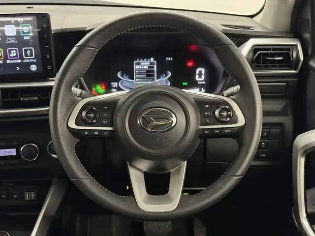 ダイハツ ロッキー プレミアム G HEV 三重県 2022(令4)年 1.5万km シャイニングホワイトパール ハイブリッド/FF/フロアCVT/純正 9インチ ディスプレイオーディオ/（FM/AM/TV/Bluetooth/USB/iPod/AppleCarPlay/AndroidAuto/HDMI）/【OP】パノラマモニター/ドライブレコーダー 前方/ビルトイン ETC/スマートアシスト/・衝突警報機能（対車両・対歩行者）/・衝突回避支援ブレーキ機能（対車両・対歩行者）/・アダプティブクルーズコントロール＆ステアリングアシスト機能/・車線逸脱警報機能/・車線逸脱抑制制御機能（ステアリングアシスト機能）/・コーナーセンサー（前後2個）/・標識認識機能（進入禁止）/装備/・ハーフレザーシート/・シートヒーター（D/N）/・電子パーキングブレーキ＆ブレーキホールド/・オートライト/・LED ヘッドランプ＆フロントフォグランプ、サイドビューランプ/・アダプティブドライビングビーム（ADB）/・オートエアコン/・ステアリングスイッチ/・プッシュスタート/・電動格納ドアミラー/・パワーウインドウ/・パワーステアリング/・純正17inAW/・保/取/・スマートキーx2/など