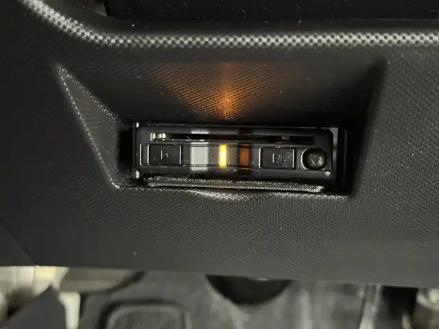 ダイハツ ロッキー プレミアム G HEV 三重県 2022(令4)年 1.5万km シャイニングホワイトパール ハイブリッド/FF/フロアCVT/純正 9インチ ディスプレイオーディオ/（FM/AM/TV/Bluetooth/USB/iPod/AppleCarPlay/AndroidAuto/HDMI）/【OP】パノラマモニター/ドライブレコーダー 前方/ビルトイン ETC/スマートアシスト/・衝突警報機能（対車両・対歩行者）/・衝突回避支援ブレーキ機能（対車両・対歩行者）/・アダプティブクルーズコントロール＆ステアリングアシスト機能/・車線逸脱警報機能/・車線逸脱抑制制御機能（ステアリングアシスト機能）/・コーナーセンサー（前後2個）/・標識認識機能（進入禁止）/装備/・ハーフレザーシート/・シートヒーター（D/N）/・電子パーキングブレーキ＆ブレーキホールド/・オートライト/・LED ヘッドランプ＆フロントフォグランプ、サイドビューランプ/・アダプティブドライビングビーム（ADB）/・オートエアコン/・ステアリングスイッチ/・プッシュスタート/・電動格納ドアミラー/・パワーウインドウ/・パワーステアリング/・純正17inAW/・保/取/・スマートキーx2/など