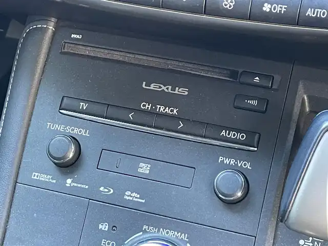 レクサス ＣＴ 200h バージョンL 滋賀県 2014(平26)年 7.3万km ホワイトパールクリスタルシャイン 純正ナビ/（CD/DVD/BT/フルセグTV/SD）/プリクラッシュセーフティ/レーダークルーズコントロール/バックカメラ/ビルトインETC/レザーシート/前席シートヒーター/パワーシート/パドルシフト/純正フロアマット/LEDヘッドライト/純正17インチAW