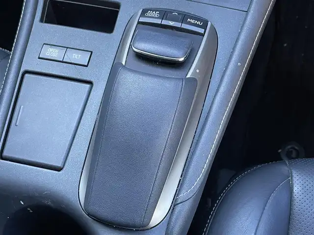 レクサス ＣＴ 200h バージョンL 滋賀県 2014(平26)年 7.3万km ホワイトパールクリスタルシャイン 純正ナビ/（CD/DVD/BT/フルセグTV/SD）/プリクラッシュセーフティ/レーダークルーズコントロール/バックカメラ/ビルトインETC/レザーシート/前席シートヒーター/パワーシート/パドルシフト/純正フロアマット/LEDヘッドライト/純正17インチAW