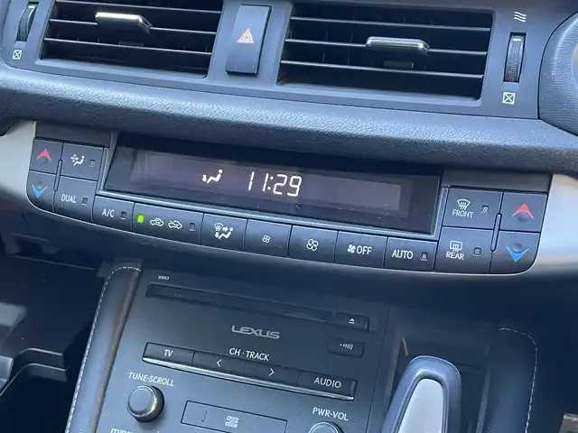 レクサス ＣＴ 200h バージョンL 滋賀県 2014(平26)年 7.3万km ホワイトパールクリスタルシャイン 純正ナビ/（CD/DVD/BT/フルセグTV/SD）/プリクラッシュセーフティ/レーダークルーズコントロール/バックカメラ/ビルトインETC/レザーシート/前席シートヒーター/パワーシート/パドルシフト/純正フロアマット/LEDヘッドライト/純正17インチAW