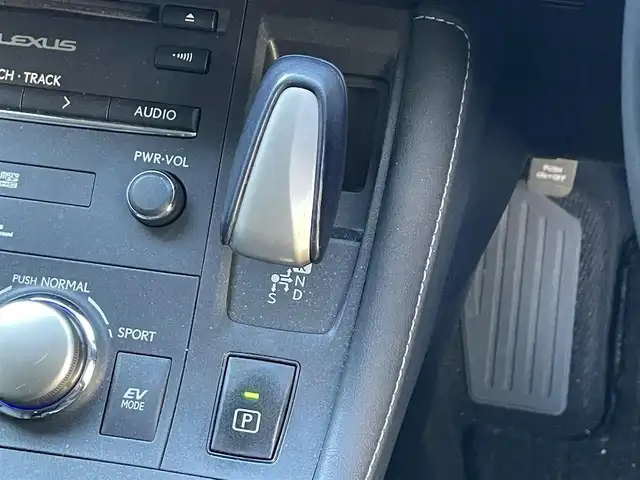 レクサス ＣＴ 200h バージョンL 滋賀県 2014(平26)年 7.3万km ホワイトパールクリスタルシャイン 純正ナビ/（CD/DVD/BT/フルセグTV/SD）/プリクラッシュセーフティ/レーダークルーズコントロール/バックカメラ/ビルトインETC/レザーシート/前席シートヒーター/パワーシート/パドルシフト/純正フロアマット/LEDヘッドライト/純正17インチAW