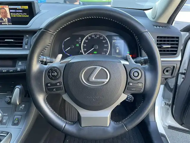 レクサス ＣＴ 200h バージョンL 滋賀県 2014(平26)年 7.3万km ホワイトパールクリスタルシャイン 純正ナビ/（CD/DVD/BT/フルセグTV/SD）/プリクラッシュセーフティ/レーダークルーズコントロール/バックカメラ/ビルトインETC/レザーシート/前席シートヒーター/パワーシート/パドルシフト/純正フロアマット/LEDヘッドライト/純正17インチAW