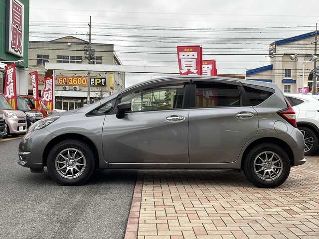 日産 ノート X FOUR 鳥取県 2017(平29)年 9.7万km ダークメタルグレー スマートキー/パートタイム4WD/プリクラッシュ/レーンデパーチャー/ドライブレコーダー/純正メモリナビゲーション/フルセグ・Bluetooth/バックカメラ/LEDヘッドライト/オートライト/ETCユニット/保証書・取説