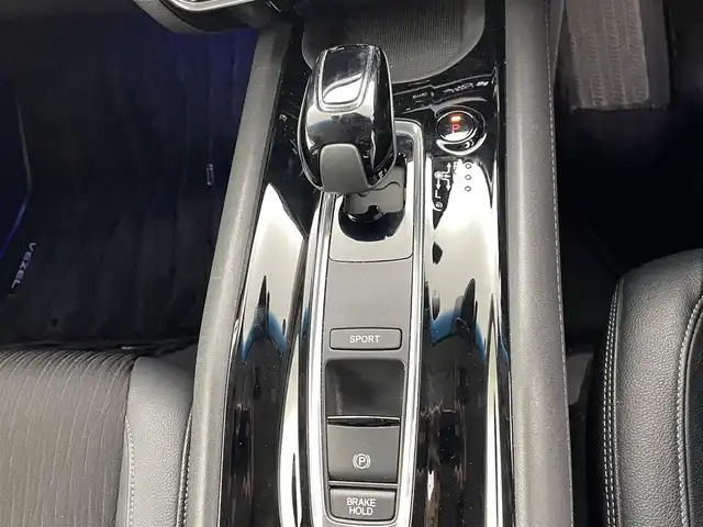 ホンダ ヴェゼル ハイブリッド Z ホンダセンシング 熊本県 2019(平31)年 6.5万km ミッドナイトブルービームM 純正SDナビVXM-195VFEC(Bluetooth/CD/DVD・フルセグ)/ドライブレコーダー/バックカメラ/クルーズコントロール/追従機能/ビルドインETC/前席シートヒーター/衝突軽減ブレーキ/レーンキープアシスト/横滑り防止/ハーフレザーシート/フロントワイパーデアイサー/ルーフレール/USBポート/オートライト/LEDオートライト/純正フロアマット/純正17インチAW/プッシュスタート/スマートキー/保証書/取扱説明書
