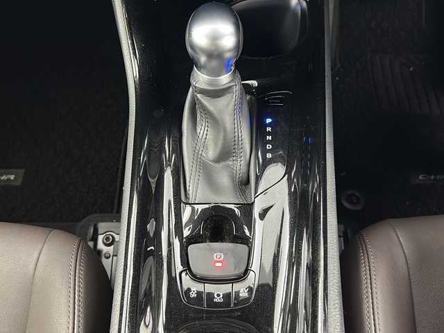 トヨタ Ｃ－ＨＲ ハイブリッド 1．8G 愛知県 2019(平31)年 1.3万km メタルストリームM 純正9インチナビ（NSZT-Y68T）/（フルセグ/ＣＤ/ＤＶＤ/Ｂｌｕｅｔｏｏｔｈ）　/バックカメラ　/ビルトインＥＴＣ2.0/純正ドライブレコーダー　/衝突軽減ブレーキ/ハーフレザーシート/シートヒーター/レーンキープアシスト　/レーダークルーズコントロール　/シートヒーター/LEDヘッドライト/オートハイビーム/オートライト/純正アルミホイール/純正フロアマット