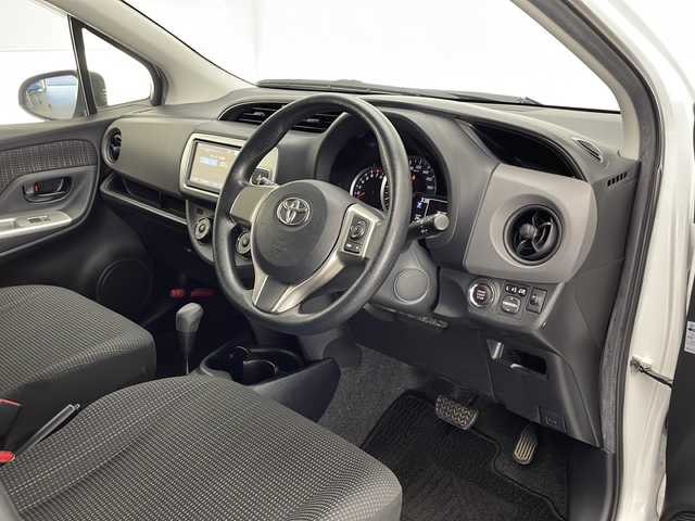 トヨタ ヴィッツ F 宮崎県 2015(平27)年 8.1万km ホワイトパールクリスタルシャイン 純正ナビ(NSCP-W64)/AM/FM/BT/ワンセグ/アイドリングストップ/横滑り防止装置/スマートキー　スペア1本/バックカメラ/プッシュスターター/フロアマット/ドアバイザー