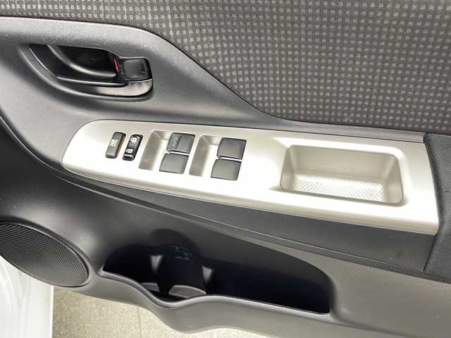 トヨタ ヴィッツ F 宮崎県 2015(平27)年 8.1万km ホワイトパールクリスタルシャイン 純正ナビ(NSCP-W64)/AM/FM/BT/ワンセグ/アイドリングストップ/横滑り防止装置/スマートキー　スペア1本/バックカメラ/プッシュスターター/フロアマット/ドアバイザー