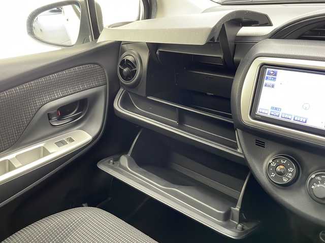 トヨタ ヴィッツ F 宮崎県 2015(平27)年 8.1万km ホワイトパールクリスタルシャイン 純正ナビ(NSCP-W64)/AM/FM/BT/ワンセグ/アイドリングストップ/横滑り防止装置/スマートキー　スペア1本/バックカメラ/プッシュスターター/フロアマット/ドアバイザー