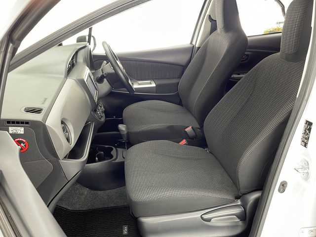 トヨタ ヴィッツ F 宮崎県 2015(平27)年 8.1万km ホワイトパールクリスタルシャイン 純正ナビ(NSCP-W64)/AM/FM/BT/ワンセグ/アイドリングストップ/横滑り防止装置/スマートキー　スペア1本/バックカメラ/プッシュスターター/フロアマット/ドアバイザー