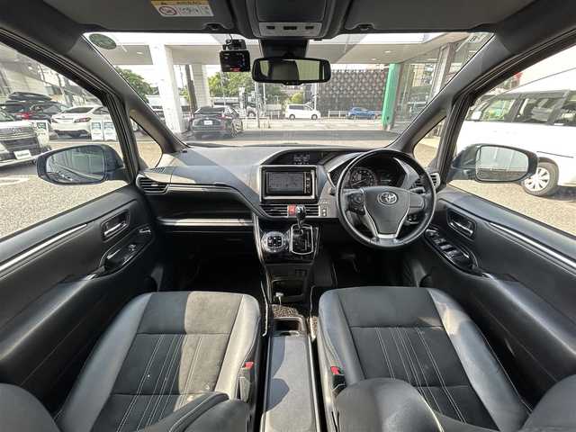 トヨタ エスクァイア Gi 愛知県 2020(令2)年 4.6万km ブラック ワンオーナー/社外メモリナビ(FM/AM/CD/DVD/BT/USB/iPod/AUX/HDMI/フルセグ)/トヨタセーフティーセンス/　・プリクラッシュセーフティー/　・レーンディーパーチャーアラート/　・オートマチックハイビーム/　・クルーズコントロール/クリアランスソナー・コーナーセンサー/ハーフレザーシート/シートヒーター/ヒートステアリング/両側パワースライドドア/防眩ミラー/LEDヘッドライト/フォグランプ/電動格納ミラー/純正フロアマット/ETC/アイドリングストップ/プッシュスタート/スマートキー・スペアキー1本/ステアリングリモコン/ABS/保証書