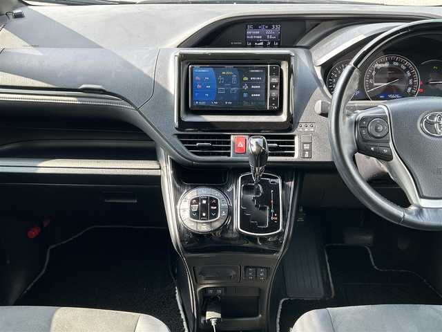 トヨタ エスクァイア Gi 愛知県 2020(令2)年 4.6万km ブラック ワンオーナー/社外メモリナビ(FM/AM/CD/DVD/BT/USB/iPod/AUX/HDMI/フルセグ)/トヨタセーフティーセンス/　・プリクラッシュセーフティー/　・レーンディーパーチャーアラート/　・オートマチックハイビーム/　・クルーズコントロール/クリアランスソナー・コーナーセンサー/ハーフレザーシート/シートヒーター/ヒートステアリング/両側パワースライドドア/防眩ミラー/LEDヘッドライト/フォグランプ/電動格納ミラー/純正フロアマット/ETC/アイドリングストップ/プッシュスタート/スマートキー・スペアキー1本/ステアリングリモコン/ABS/保証書