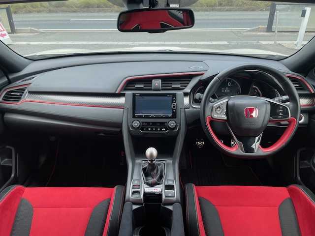 ホンダ シビック タイプR 三重県 2017(平29)年 3.4万km チャンピオンシップホワイト 純正エアロ/245/30R20インチ純正AW/brembo製レッドブレーキキャリパー/センタートリプルマフラー/純正SDナビ/フルセグTV/【CD/DVD/Bluetooth/ipod】/バックカメラ/ETC/ドライブレコーダー/クルーズコントロール/オートライト/LEDヘッドランプ/LEDフロントフォグランプ/プッシュスタート/スマートキー/スペアキー/純正フロアマット