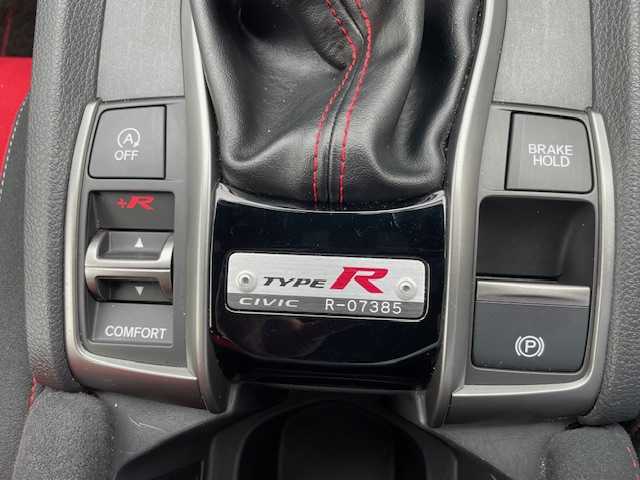 ホンダ シビック タイプR 三重県 2017(平29)年 3.4万km チャンピオンシップホワイト 純正エアロ/245/30R20インチ純正AW/brembo製レッドブレーキキャリパー/センタートリプルマフラー/純正SDナビ/フルセグTV/【CD/DVD/Bluetooth/ipod】/バックカメラ/ETC/ドライブレコーダー/クルーズコントロール/オートライト/LEDヘッドランプ/LEDフロントフォグランプ/プッシュスタート/スマートキー/スペアキー/純正フロアマット