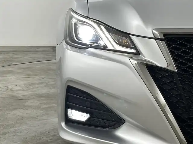 トヨタ クラウン アスリート S-T 福島県 2015(平27)年 4.7万km シルバーM トヨタセーフティセンス/・プリクラッシュセーフティシステム/・レーンディパーチャーアラート /・レーダークルーズコントロール/・アダプティブハイビーム/・オートマチックハイビーム/・盗難防止装置/純正SDナビゲーション/【TV/BT/CD/DVD/AM・FM/AUX/】/・バックカメラ/ETC/コーナーセンサー前後/レザーシート/・パワーシート（D席・N席）/・シートヒーター/・エアシート/プッシュスタート/・スマートキー/・スペアキー/LEDライト/・オートライト/・フォグランプ/革巻きステアリング/・ステアリングスイッチ/パドルシフト/純正フロアマット/電動格納ウィンカーミラー/詰め込み冬タイヤ/カーテンエアバック