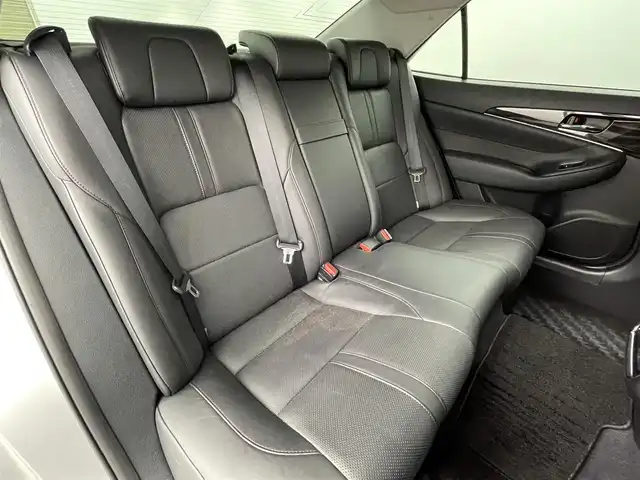 トヨタ クラウン アスリート S-T 福島県 2015(平27)年 4.7万km シルバーM トヨタセーフティセンス/・プリクラッシュセーフティシステム/・レーンディパーチャーアラート /・レーダークルーズコントロール/・アダプティブハイビーム/・オートマチックハイビーム/・盗難防止装置/純正SDナビゲーション/【TV/BT/CD/DVD/AM・FM/AUX/】/・バックカメラ/ETC/コーナーセンサー前後/レザーシート/・パワーシート（D席・N席）/・シートヒーター/・エアシート/プッシュスタート/・スマートキー/・スペアキー/LEDライト/・オートライト/・フォグランプ/革巻きステアリング/・ステアリングスイッチ/パドルシフト/純正フロアマット/電動格納ウィンカーミラー/詰め込み冬タイヤ/カーテンエアバック