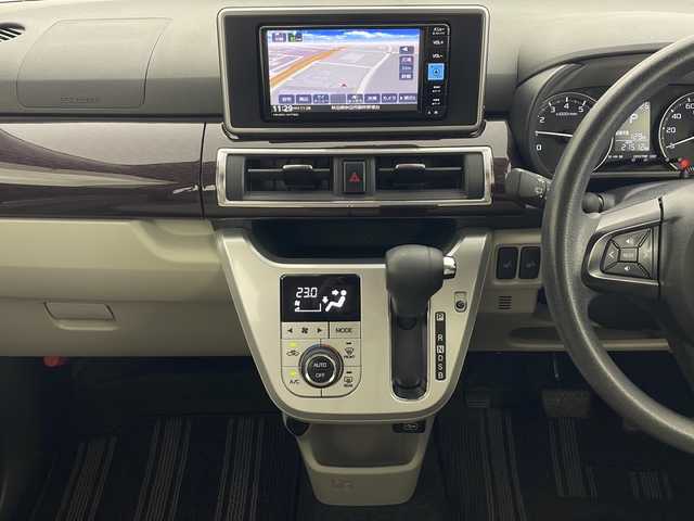 ダイハツ キャスト スタイル G VS SAⅢ 秋田県 2023(令5)年 2.2万km シャイニングホワイトパール 4WD/純正ナビ/（FM/AM/フルセグTV/Bluetooth/DVD/CD）/全方位カメラ/バックカメラ/横滑り防止装置/レーンキープアシスト/衝突軽減装置/コーナーセンサー/アイドリングストップ/ETC/ステアリングリモコン/前席シートヒーター/LEDヘッドライト/オートライト/オートハイビーム/ヘッドライトレベライザー/プッシュスタート/スマートキー/純正アルミホイール/純正フロアマット/ドアバイザー