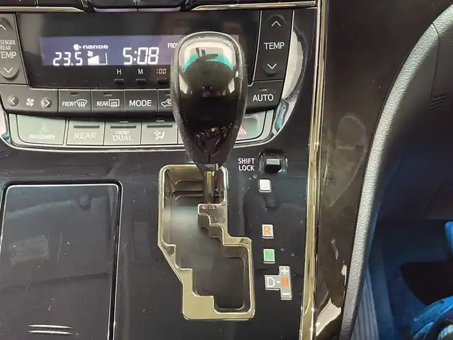 トヨタ アルファード 240S タイプゴールドⅡ 栃木県 2014(平26)年 3.1万km ホワイトパールクリスタルシャイン アルパイン製ナビ(EX1000)/(フルセグTV・Bluetooth・CD・SD)/バックカメラ/フリップダウンモニター/ドライブレコーダー/前後コーナーセンサー/オットマン/ウォークスルー/電動リアゲート/社外マフラー/ローダウン/両側パワースライドドア/ビルトインETC/スマートキー/スペアキー1本/HIDヘッドライト/オートライト/ドアバイザー/取扱説明書