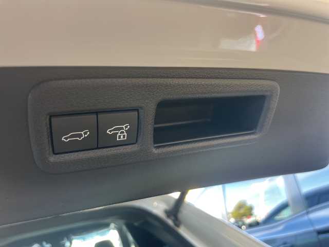 トヨタ ハリアー G 愛知県 2023(令5)年 1.3万km プラチナホワイトパールマイカ ワンオーナー/純正12.3インチナビ/USB/Miracast/Bluetooth/フルセグテレビ/バックカメラ/ドライブレコーダー/セーフティセンス/・プリクラッシュセーフティ/・レーダークルーズコントロール/・ロードサインアシスト/・ドライバー異常時対応システム/・横断歩行者検知機能/・緊急時操舵支援/・レーントレーシングアシスト/・アダプティブハイビーム/パーキングサポートブレーキ/ブラインドスポットモニター/パワーバックドア/ETC2.0/デジタルインナーミラー(ドラレコ付)/ハーフレザーシート/LEDヘッドライト