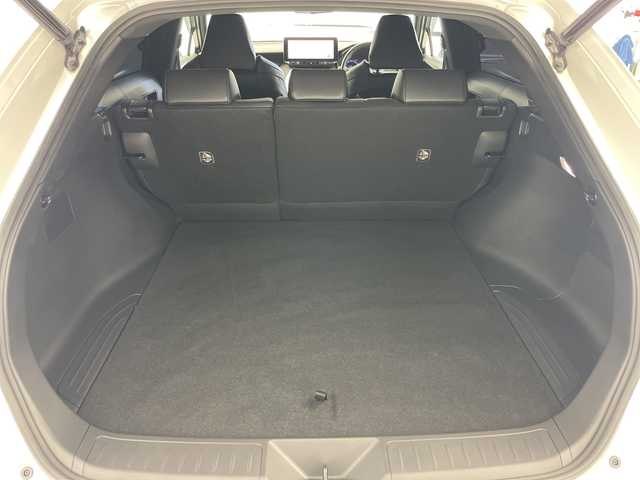 トヨタ ハリアー G 愛知県 2023(令5)年 1.3万km プラチナホワイトパールマイカ ワンオーナー/純正12.3インチナビ/USB/Miracast/Bluetooth/フルセグテレビ/バックカメラ/ドライブレコーダー/セーフティセンス/・プリクラッシュセーフティ/・レーダークルーズコントロール/・ロードサインアシスト/・ドライバー異常時対応システム/・横断歩行者検知機能/・緊急時操舵支援/・レーントレーシングアシスト/・アダプティブハイビーム/パーキングサポートブレーキ/ブラインドスポットモニター/パワーバックドア/ETC2.0/デジタルインナーミラー(ドラレコ付)/ハーフレザーシート/LEDヘッドライト