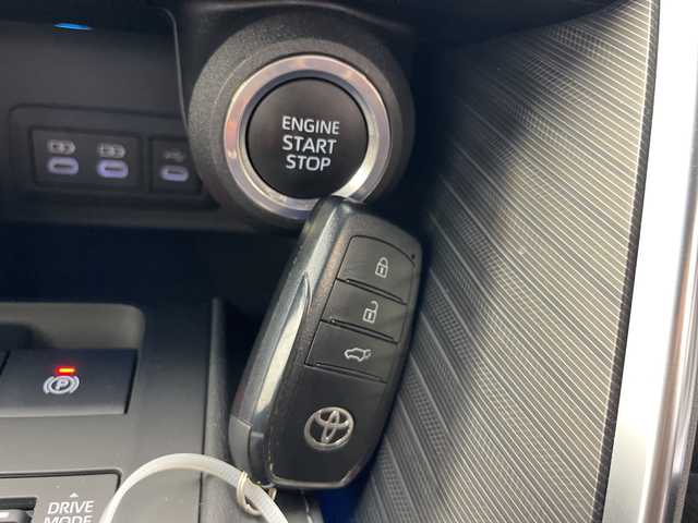 トヨタ ハリアー G 愛知県 2023(令5)年 1.3万km プラチナホワイトパールマイカ ワンオーナー/純正12.3インチナビ/USB/Miracast/Bluetooth/フルセグテレビ/バックカメラ/ドライブレコーダー/セーフティセンス/・プリクラッシュセーフティ/・レーダークルーズコントロール/・ロードサインアシスト/・ドライバー異常時対応システム/・横断歩行者検知機能/・緊急時操舵支援/・レーントレーシングアシスト/・アダプティブハイビーム/パーキングサポートブレーキ/ブラインドスポットモニター/パワーバックドア/ETC2.0/デジタルインナーミラー(ドラレコ付)/ハーフレザーシート/LEDヘッドライト