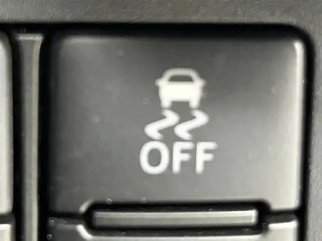 トヨタ ルーミー カスタムG 道央・札幌 2019(令1)年 0.7万km パールホワイトⅢ ・４WD/・寒冷地仕様/・社外ＳＤナビゲーション（AVN-R9W）/　ＣＤ／ＤＶＤ／ＳＤ／フルセグ／ＢＴ/・バックカメラ/・ETC/・両側パワースライドドア/・純正エンジンスターター/・前後コーナーセンサー/・横滑り防止装置/・衝突軽減ブレーキ/・先行車発進通知/・前後コーナーセンサー/・社外ドライブレコーダー前方録画/・クルーズコントロール/・前席シートヒーター/・純正AW14インチ/・スマートキー/・プッシュスタート/・純正フロアマット/・ウォークスルー/・オートライト/・LEDヘッドライト/・フロントフォグランプ/・レーンキープアシスト/・２列目サンシェード/・ワイパーデアイサー/・ステアリングスイッチ