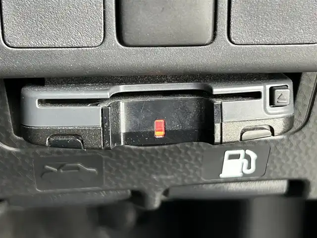 トヨタ ルーミー カスタムG 道央・札幌 2019(令1)年 0.7万km パールホワイトⅢ ・４WD/・寒冷地仕様/・社外ＳＤナビゲーション（AVN-R9W）/　ＣＤ／ＤＶＤ／ＳＤ／フルセグ／ＢＴ/・バックカメラ/・ETC/・両側パワースライドドア/・純正エンジンスターター/・前後コーナーセンサー/・横滑り防止装置/・衝突軽減ブレーキ/・先行車発進通知/・前後コーナーセンサー/・社外ドライブレコーダー前方録画/・クルーズコントロール/・前席シートヒーター/・純正AW14インチ/・スマートキー/・プッシュスタート/・純正フロアマット/・ウォークスルー/・オートライト/・LEDヘッドライト/・フロントフォグランプ/・レーンキープアシスト/・２列目サンシェード/・ワイパーデアイサー/・ステアリングスイッチ