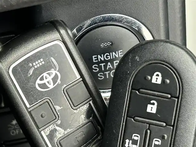 トヨタ ルーミー カスタムG 道央・札幌 2019(令1)年 0.7万km パールホワイトⅢ ・４WD/・寒冷地仕様/・社外ＳＤナビゲーション（AVN-R9W）/　ＣＤ／ＤＶＤ／ＳＤ／フルセグ／ＢＴ/・バックカメラ/・ETC/・両側パワースライドドア/・純正エンジンスターター/・前後コーナーセンサー/・横滑り防止装置/・衝突軽減ブレーキ/・先行車発進通知/・前後コーナーセンサー/・社外ドライブレコーダー前方録画/・クルーズコントロール/・前席シートヒーター/・純正AW14インチ/・スマートキー/・プッシュスタート/・純正フロアマット/・ウォークスルー/・オートライト/・LEDヘッドライト/・フロントフォグランプ/・レーンキープアシスト/・２列目サンシェード/・ワイパーデアイサー/・ステアリングスイッチ