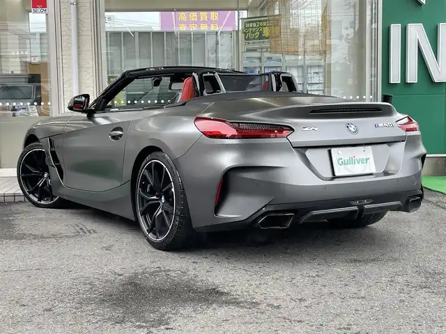 ＢＭＷ ＢＭＷ Ｚ４ M40i 高知県 2023(令5)年 0.4万km ガンＭ 登録時走行距離3703km/ワンオーナー/カラーC37:フローズングレーIIメタリック/Mスポーツブレーキ(レッドキャリパー)/Harman/kardonサウンド/BMWライブ・コックピット/メーカーオプションナビ/フルセグTV/バックカメラ/ドライビング・アシスト/　・ACC／アクティブ・クルーズ・コントロール/　・レーン・ディパーチャー・ウォーニング/　・レーン・チェンジ・ウォーニング/　・ クロス・トラフィック・ウォーニング（リヤ）/　・前車接近警告機能3/　・後車衝突警告機能/　・衝突回避・被害軽減ブレーキ/イノベーション・パッケージ/　・アダプティブLEDヘッドライト/　・ハイビーム・アシスタント/　・BMWヘッドアップ・ディスプレイ/マグマ・レッド（デザイン・ステッチ付）レザーシート/前席パワーシート/前席シートヒーター/前席シートメモリー/プッシュスタート/スマートキー/スペアキー/フルオートマチック・リトラクタブル・ソフトトップ/ドライブレコーダー/ビルトインETC/純正フロアマット/新車保証書/整備記録簿/取扱説明書