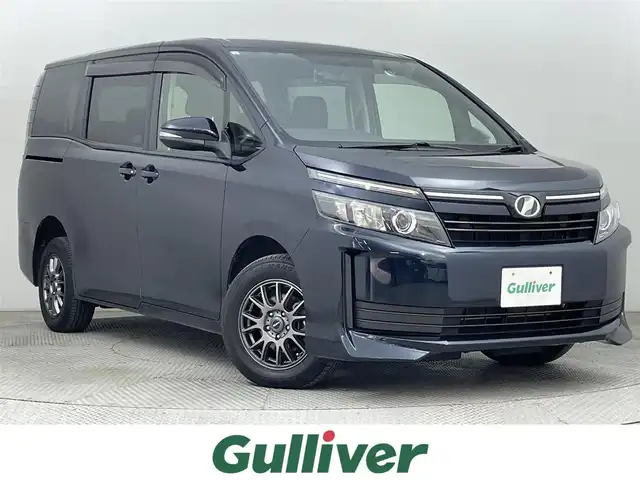 トヨタ ヴォクシー X 道央・札幌 2015(平27)年 6.6万km ブラッキッシュアゲハガラスフレーク ・４WD/・寒冷地仕様/・純正ナビ/　CD/DVD/SD/BT/フルセグ/・バックカメラ/・ビルトインETC/・ミラー型ドライブレコーダー/・両側パワースライドドア/・アイドリングストップ/・LEDヘッドライト/・オートライト/・プッシュスタート/・スマートキー/・スマートキー一体型エンスタ/・純正フロアマット/・ドアバイザー/・社外AW付スタッドレス積込/　（195/65/R15）
