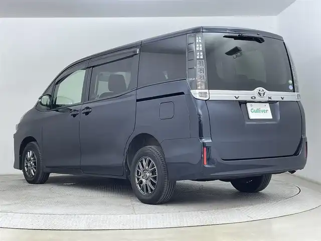 トヨタ ヴォクシー X 道央・札幌 2015(平27)年 6.6万km ブラッキッシュアゲハガラスフレーク ・４WD/・寒冷地仕様/・純正ナビ/　CD/DVD/SD/BT/フルセグ/・バックカメラ/・ビルトインETC/・ミラー型ドライブレコーダー/・両側パワースライドドア/・アイドリングストップ/・LEDヘッドライト/・オートライト/・プッシュスタート/・スマートキー/・スマートキー一体型エンスタ/・純正フロアマット/・ドアバイザー/・社外AW付スタッドレス積込/　（195/65/R15）