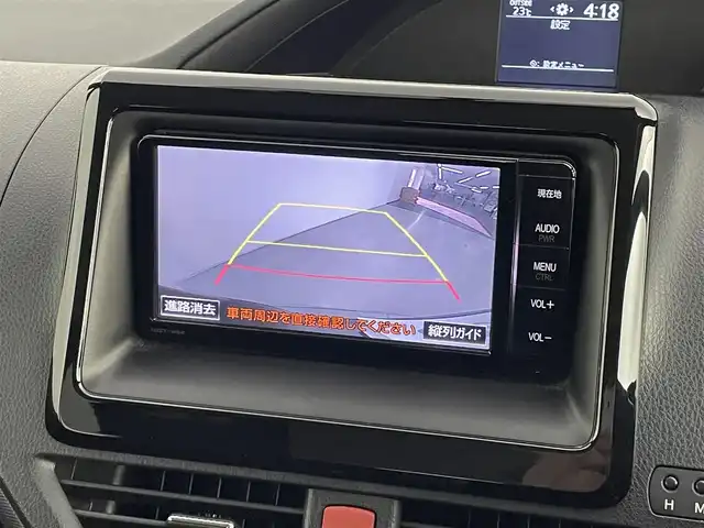 トヨタ ヴォクシー X 道央・札幌 2015(平27)年 6.6万km ブラッキッシュアゲハガラスフレーク ・４WD/・寒冷地仕様/・純正ナビ/　CD/DVD/SD/BT/フルセグ/・バックカメラ/・ビルトインETC/・ミラー型ドライブレコーダー/・両側パワースライドドア/・アイドリングストップ/・LEDヘッドライト/・オートライト/・プッシュスタート/・スマートキー/・スマートキー一体型エンスタ/・純正フロアマット/・ドアバイザー/・社外AW付スタッドレス積込/　（195/65/R15）