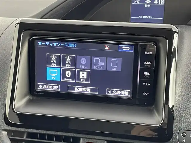 トヨタ ヴォクシー X 道央・札幌 2015(平27)年 6.6万km ブラッキッシュアゲハガラスフレーク ・４WD/・寒冷地仕様/・純正ナビ/　CD/DVD/SD/BT/フルセグ/・バックカメラ/・ビルトインETC/・ミラー型ドライブレコーダー/・両側パワースライドドア/・アイドリングストップ/・LEDヘッドライト/・オートライト/・プッシュスタート/・スマートキー/・スマートキー一体型エンスタ/・純正フロアマット/・ドアバイザー/・社外AW付スタッドレス積込/　（195/65/R15）