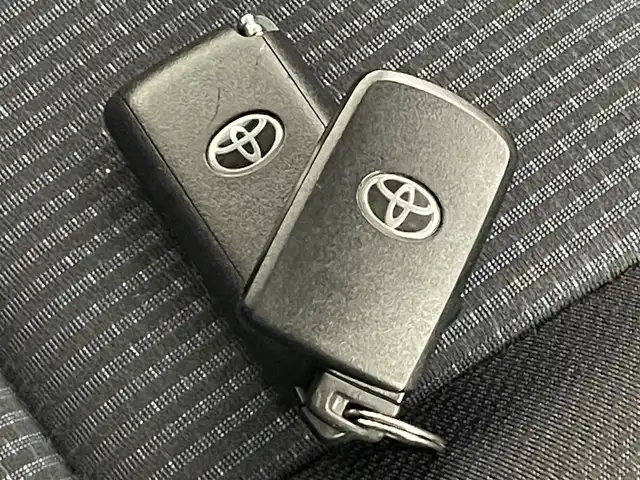 トヨタ ヴォクシー X 道央・札幌 2015(平27)年 6.6万km ブラッキッシュアゲハガラスフレーク ・４WD/・寒冷地仕様/・純正ナビ/　CD/DVD/SD/BT/フルセグ/・バックカメラ/・ビルトインETC/・ミラー型ドライブレコーダー/・両側パワースライドドア/・アイドリングストップ/・LEDヘッドライト/・オートライト/・プッシュスタート/・スマートキー/・スマートキー一体型エンスタ/・純正フロアマット/・ドアバイザー/・社外AW付スタッドレス積込/　（195/65/R15）