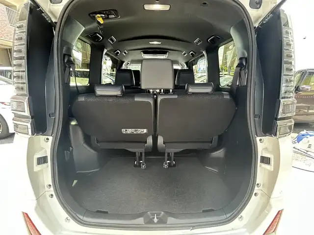 トヨタ ヴォクシー ZS 煌Ⅲ 大阪府 2021(令3)年 3.5万km ホワイトパールクリスタルシャイン アルパイン11インチナビ　/フルセグ・DVD再生・Bluetooth/バックカメラ/12.8インチ後席モニター　/トヨタセーフティセンス　/・プリクラッシュセーフティ/・レーンアシスト /・オートハイビーム/・クルーズコントロール/・先行車発進告知/・コーナーセンサー/ハーフレザーシート/LEDヘッドライト/前後ドラレコ /ETC /シート背面テーブル/ハーフレザー　/両側パワースライド/純正16インチAW/スマートキー×2/保証書/取扱説明書