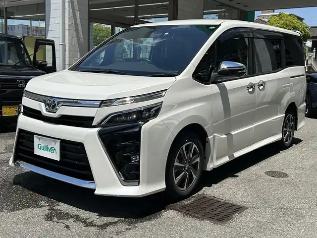 トヨタ ヴォクシー ZS 煌Ⅲ 大阪府 2021(令3)年 3.5万km ホワイトパールクリスタルシャイン アルパイン11インチナビ　/フルセグ・DVD再生・Bluetooth/バックカメラ/12.8インチ後席モニター　/トヨタセーフティセンス　/・プリクラッシュセーフティ/・レーンアシスト /・オートハイビーム/・クルーズコントロール/・先行車発進告知/・コーナーセンサー/ハーフレザーシート/LEDヘッドライト/前後ドラレコ /ETC /シート背面テーブル/ハーフレザー　/両側パワースライド/純正16インチAW/スマートキー×2/保証書/取扱説明書